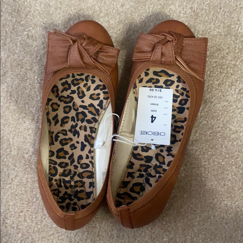 Cherokee brown bow flats